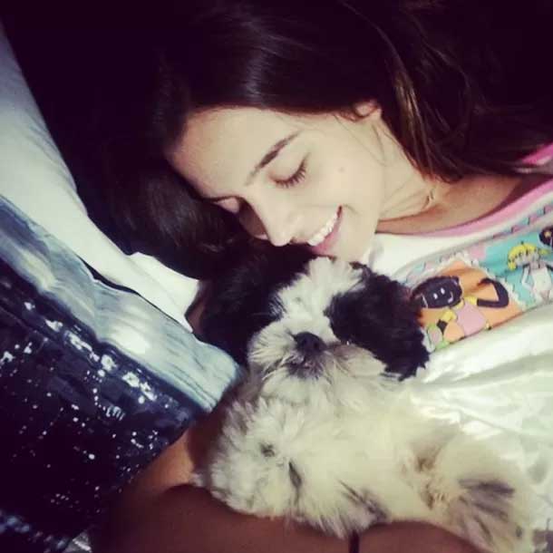 Giovanna Lancellotti festeja aniversário de seu cãozinho