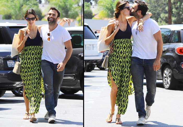 Com direito a beijo do marido, Alessandra Ambrósio passeia pelas ruas de Los Angeles