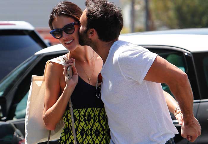Com direito a beijo do marido, Alessandra Ambrósio passeia pelas ruas de Los Angeles
