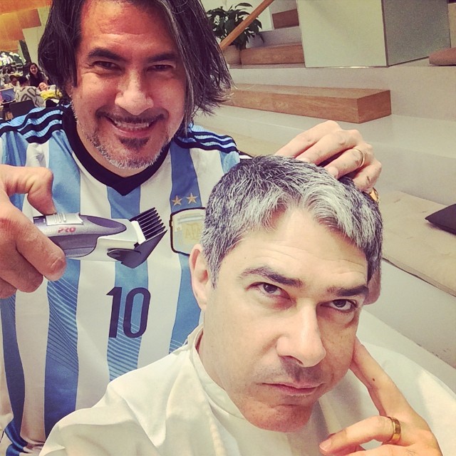 William Bonner faz careta para cabeleireiro argentino