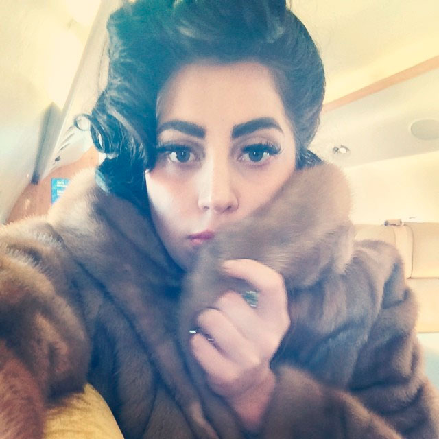  Lady Gaga posta selfie de dentro do jatinho particular