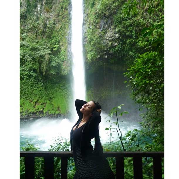 Kim Kardcashian posa com cachoeira de fundo e deseja bom dia para os seguidores