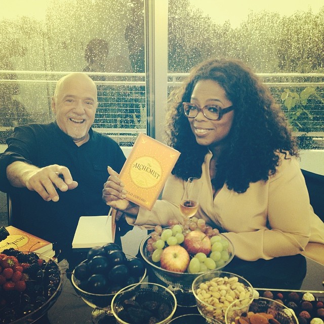 Paulo Coelho grava entrevista para Oprah Winfrey durante lanche da tarde