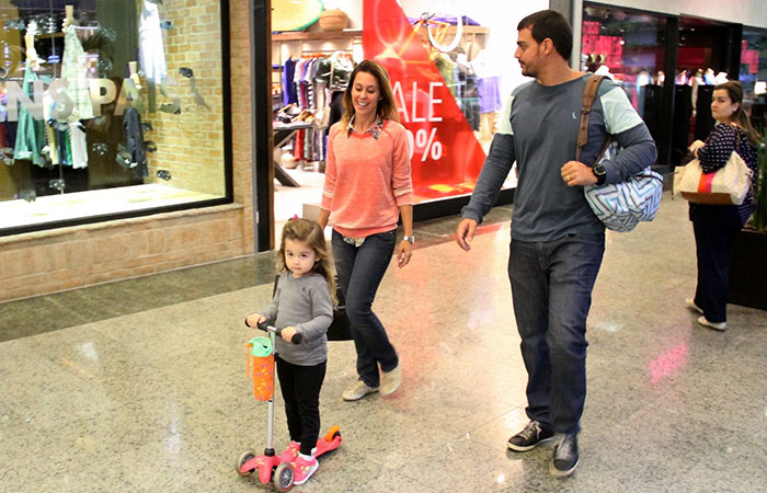 Dani Monteiro se diverte com a família em shopping carioca