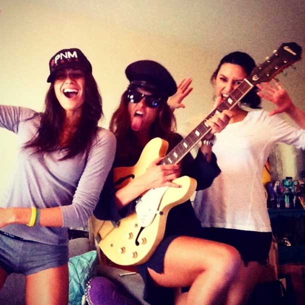 Girls rock! Thaila Ayala posa com guitarra ao lado de amigas