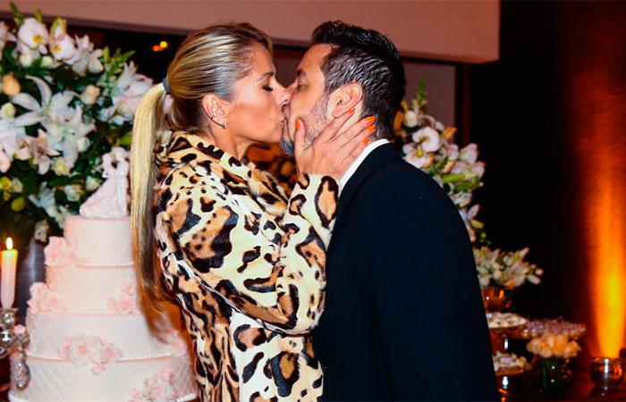 Adriane Galisteu arrasa com casaco de oncinha em casamento