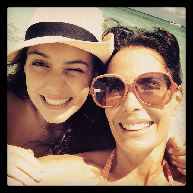 Carolina Ferraz faz selfie com a filha na praia