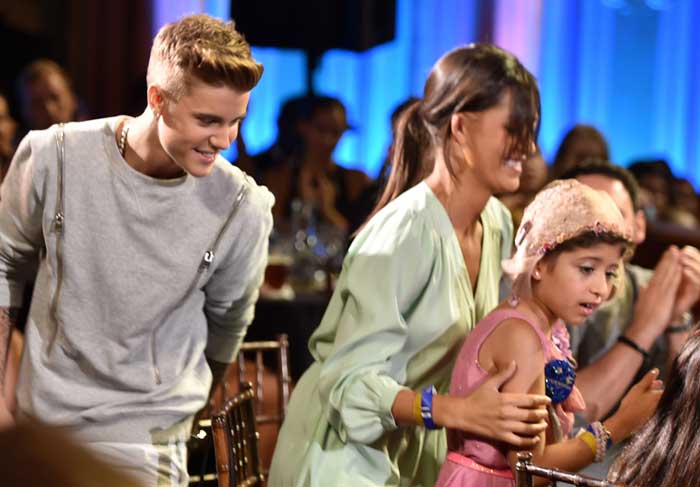 Justin Bieber recebe troféu de Campeão da Caridade
