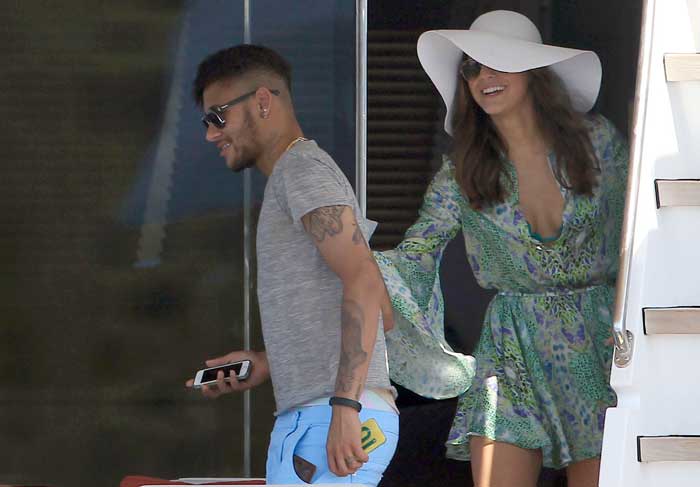 Neymar e Bruna Marquezine curtem o sol de Ibiza