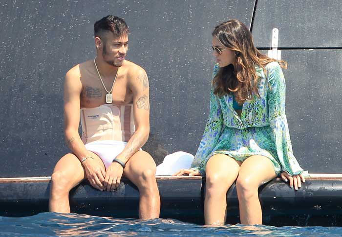 Neymar e Bruna Marquezine curtem o sol de Ibiza