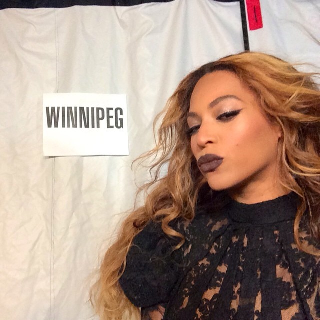 Beyoncé faz selfie durante show no Canadá