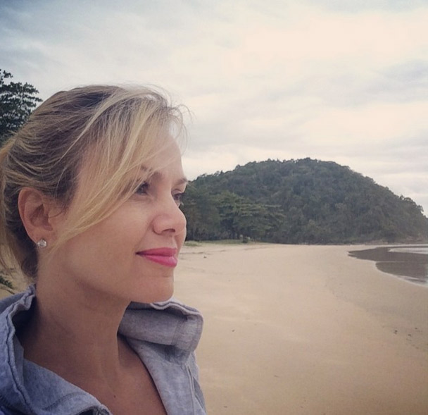 Eliana se despede das férias no litoral com selfie a beira-mar