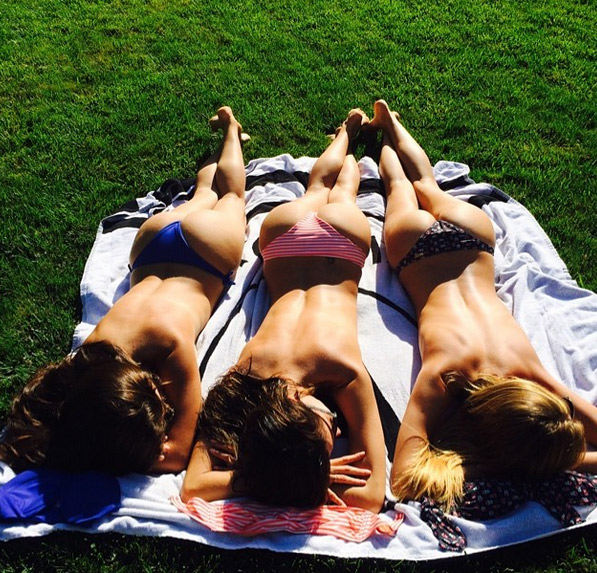 De topless, Alessandra Ambrósio pega um bronze com as amigas