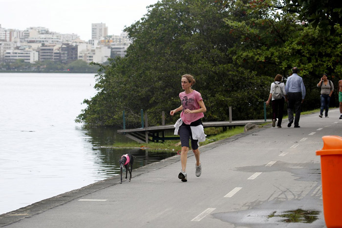 Betty Gofman encara o friozinho e se exercita no Rio de Janeiro
