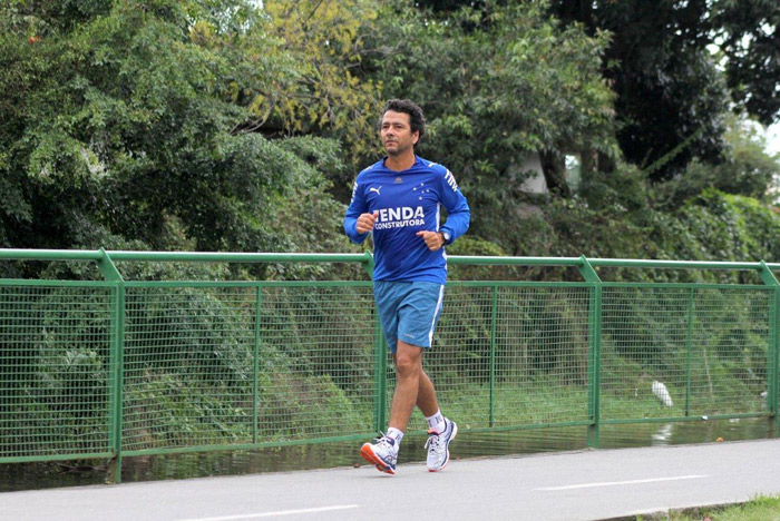 Marcos Palmeira corre com a camiseta do Cruzeiro no Rio