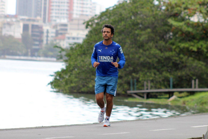 Marcos Palmeira corre com a camiseta do Cruzeiro no Rio