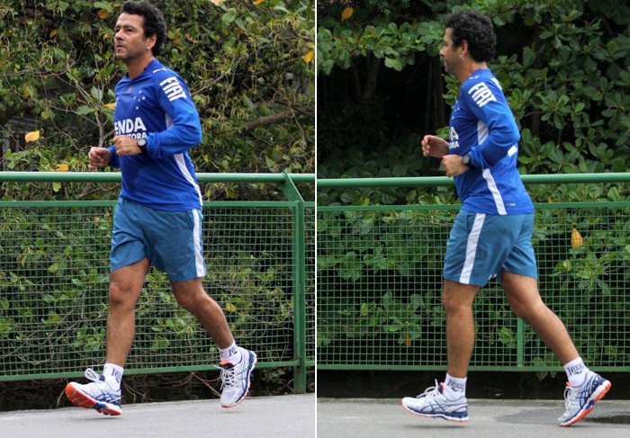 Marcos Palmeira corre com a camiseta do Cruzeiro no Rio