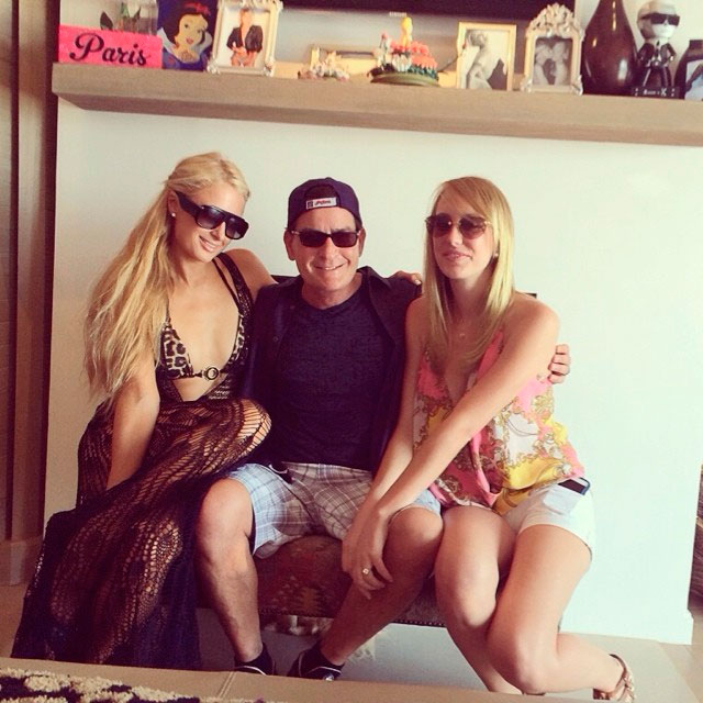  Paris Hilton curte festa ao lado de Charlie Sheen