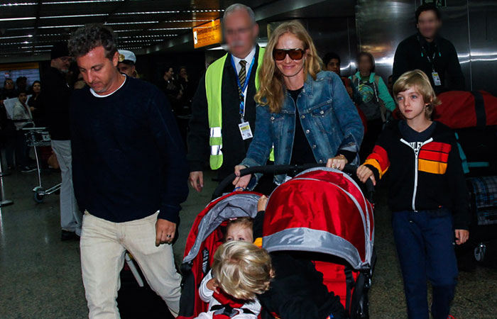 Luciano Huck e Angélica desembarcam com os filhos em São Paulo