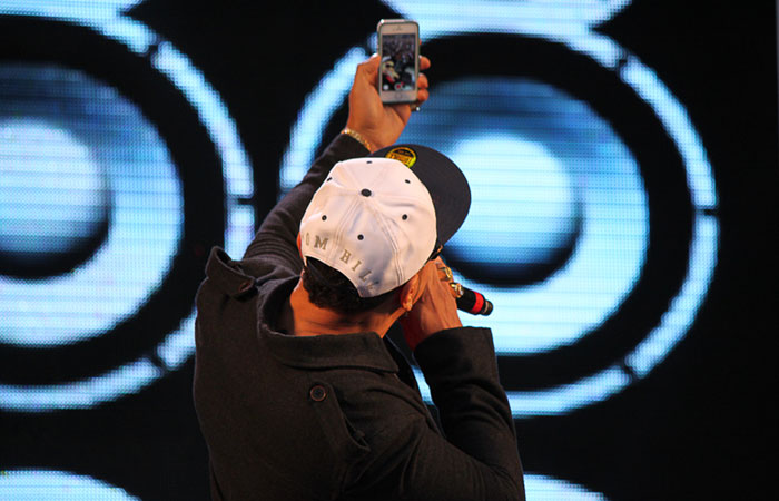 Na onda das selfies, Naldo tira foto em cima do palco