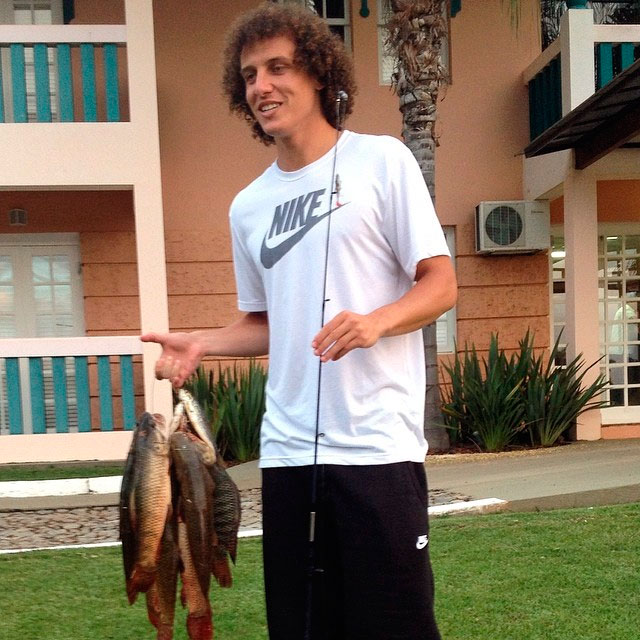 Ainda de férias, David Luiz mostra talento como pescador