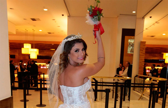 Babi Rossi usa vestido de noiva para cobrir estreia do filme Vestida Para Casar