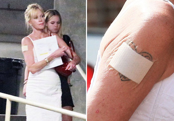 Melanie Griffith coloca adesivo para tampar tatuagem no braço
