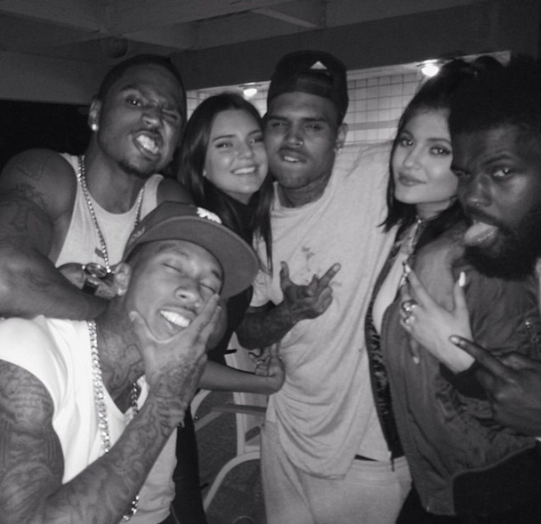 Irmãs Kardashian se divertem em festa com Chris Brown
