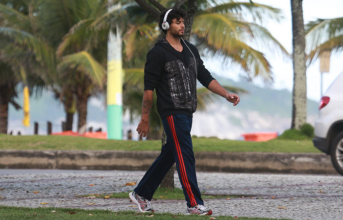 Cheio de estilo, Jesus Luz faz caminhada no Rio de Janeiro