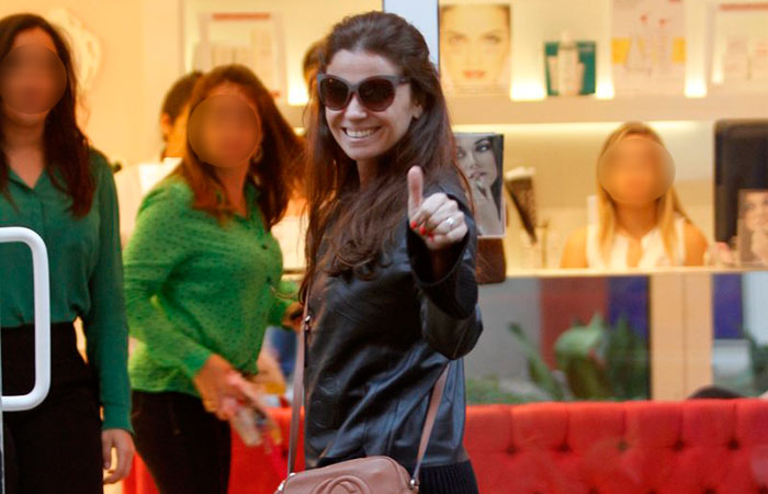 Simpática e atenciosa, Giovanna Antonelli posa para os fotógrafos e atende fãs em shopping carioca