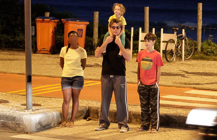 Fábio Asuunção passeia com os filhos, Ella e João, pela orla da Barra da Tijuca, no Rio