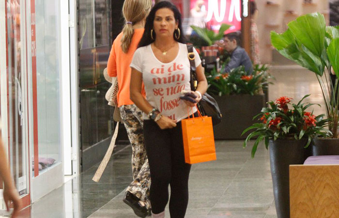 Solange Gomes usa camiseta engraçadinha ao passear em shopping