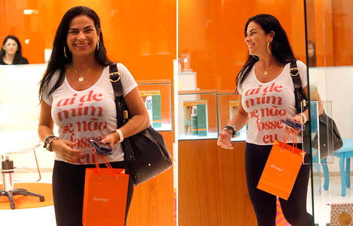 Solange Gomes usa camiseta engraçadinha ao passear em shopping