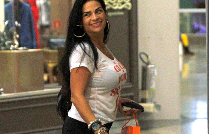 Solange Gomes usa camiseta engraçadinha ao passear em shopping