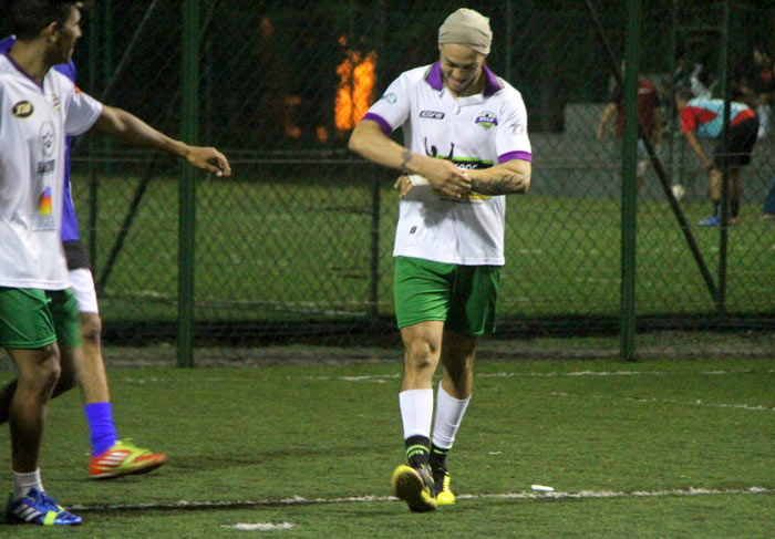 Belo machuca o pulso durante partida de futebol