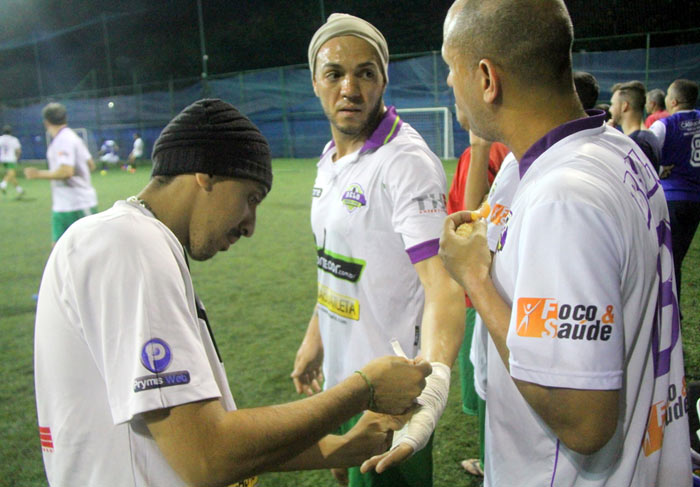 Belo machuca o pulso durante partida de futebol