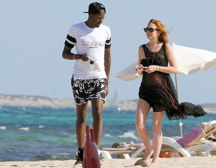 Lindsay Lohan curte praia de Ibiza com Vas J Morgan