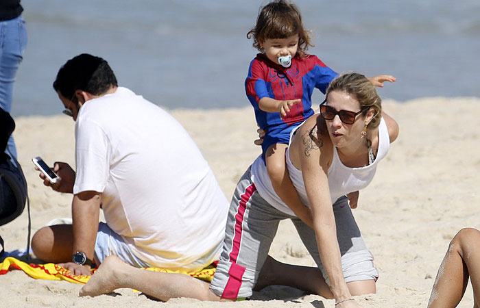 Luana Piovani brinca de cavalinho com o filho em praia carioca