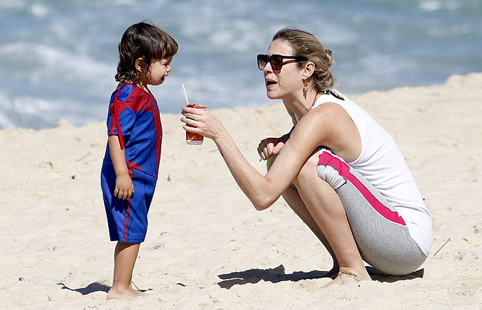 Luana Piovani brinca de cavalinho com o filho em praia carioca