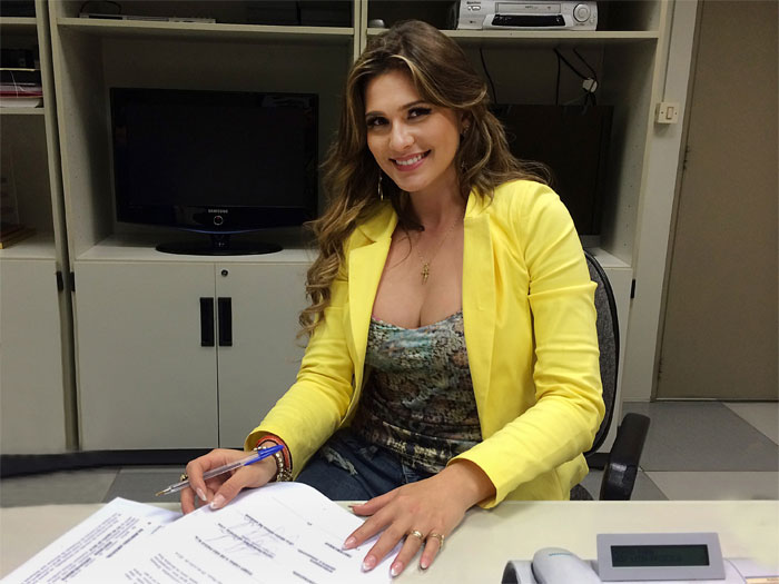 Lívia Andrade renova contrato com o SBT