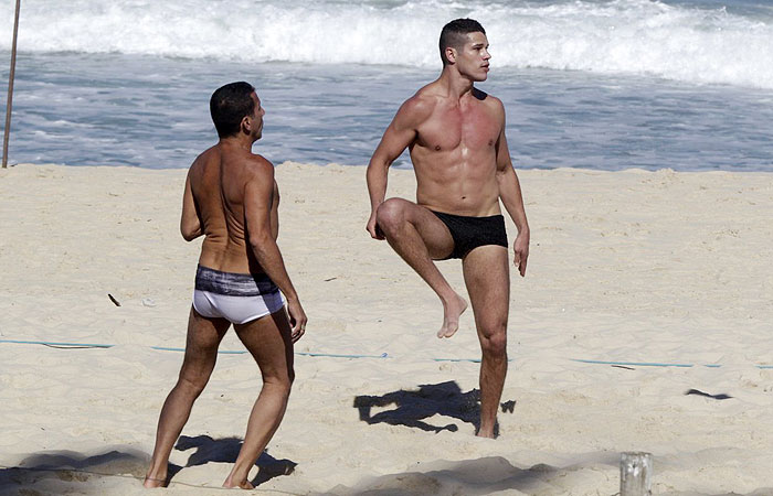 José Loreto e Eri Johnson jogam futevôlei em praia carioca