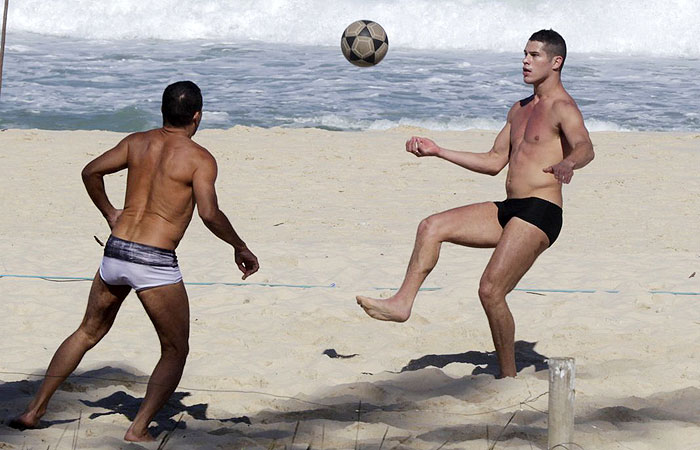 José Loreto e Eri Johnson jogam futevôlei em praia carioca