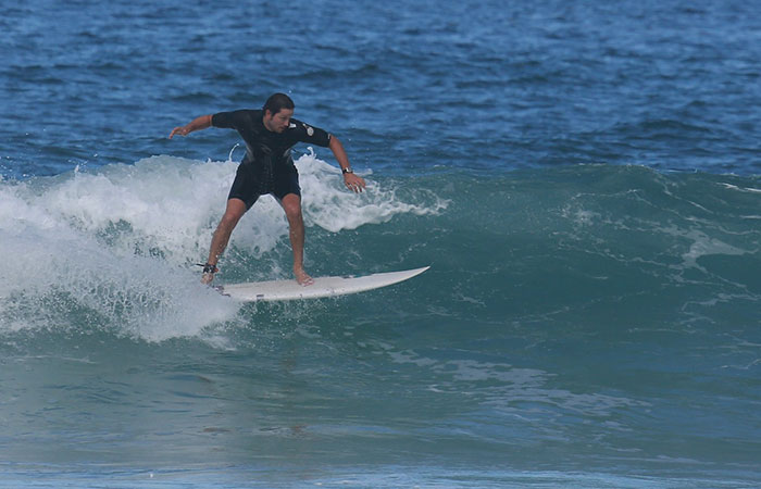  Vladimir Brichta se arrisca em manobras se surfe