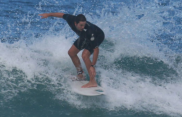  Vladimir Brichta se arrisca em manobras se surfe