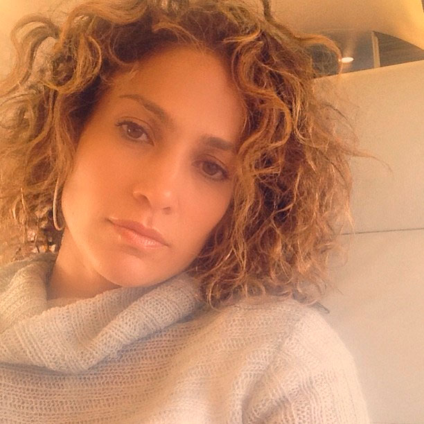  Jennifer Lopez posta foto e mostra seu cabelo natural