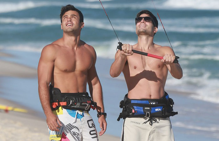 André Martinelli aprende kitesurf na praia da Barra da Tijuca, no Rio