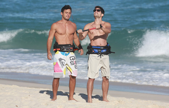 André Martinelli aprende kitesurf na praia da Barra da Tijuca, no Rio