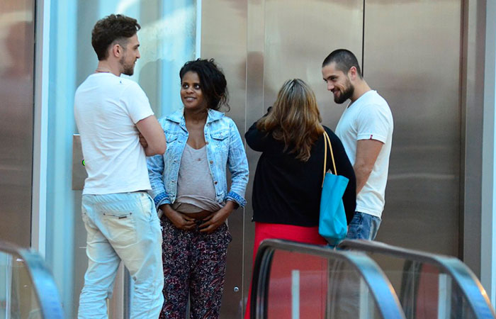 gor Rickli e Rafael cardoso passeiam em shopping carioca com as esposas grávidas