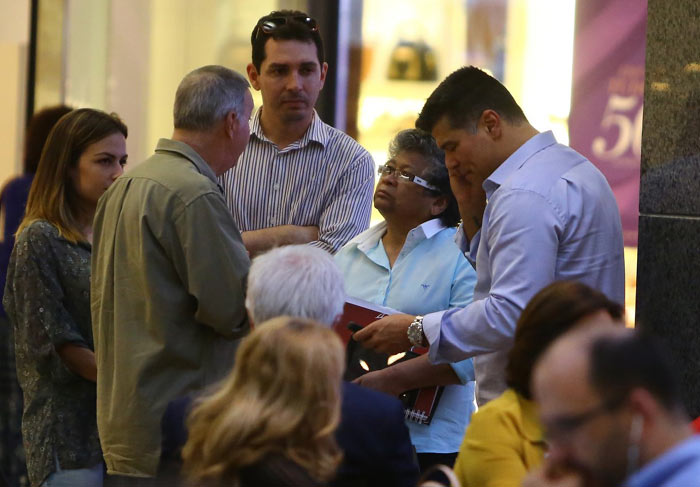 Maurício Mattar encontra Marlene Mattos durante passeio em shopping