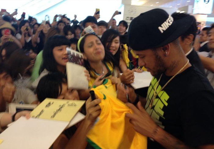 Após tumulto no aeroporto, Neymar participa de programa da televisão japonesa